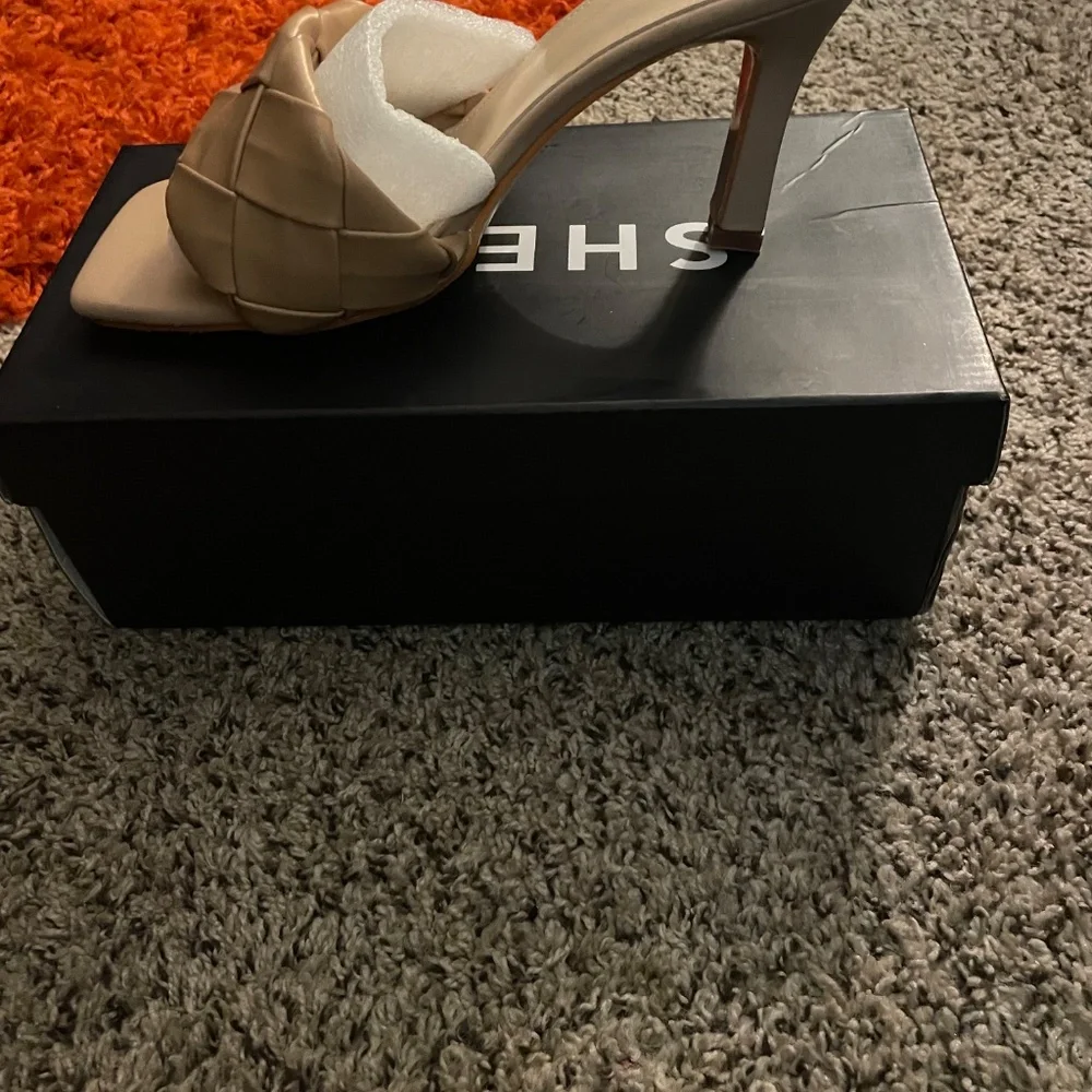 Tan heels - Picture 2 of 3